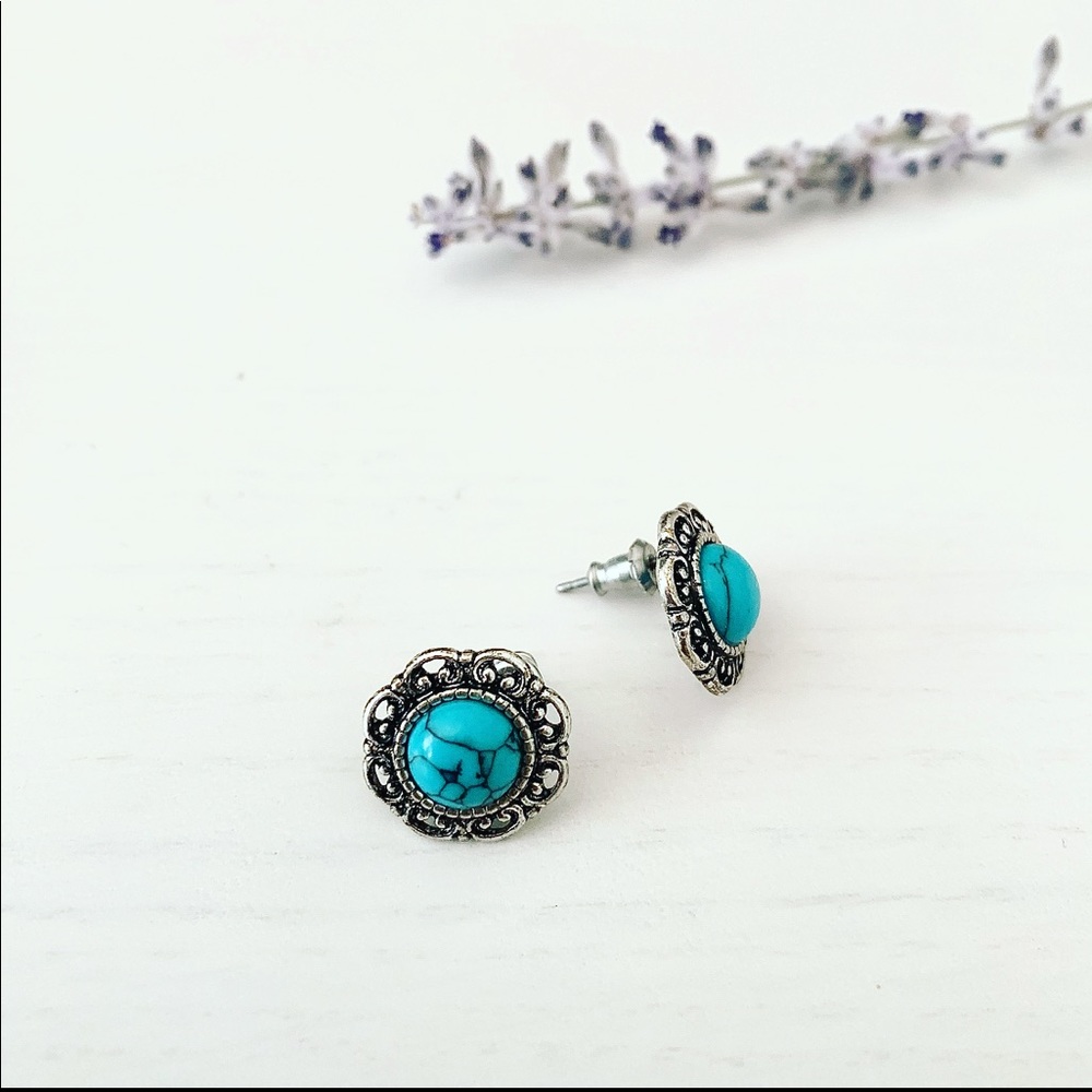‼️SOLD‼️ Turquoise flower stud earrings